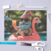 Summer Gnome in Sonnenbrille auf Flamingo Float Seidenpapier (Handwerk)