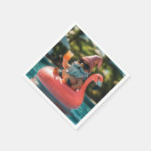 Summer Gnome in Sonnenbrille auf Flamingo Float Serviette (Ecke)
