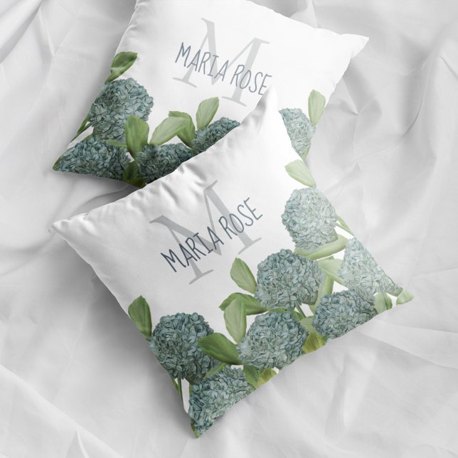 Summer Hydrangea Blume Chic Elegante Kissen (Blue hydrangea floral monogram pillow with personalized name botanical home decor accent.)