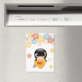 Summer Kokeshi Doll - Yellow Kimono Geisha Girl Magnet (In Situ (Geschirrspüler))