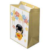 Summer Kokeshi Doll - Yellow Kimono Geisha Girl Mittlere Geschenktüte (Rückseite Schrägansicht)