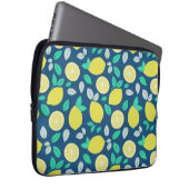 Summer Lemon Muster in Navy Blue Laptopschutzhülle (Vorne Rechts)