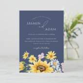 Summer Navy Blue Sunflowers Monogram Wedding Einladung (Stehend Vorderseite)