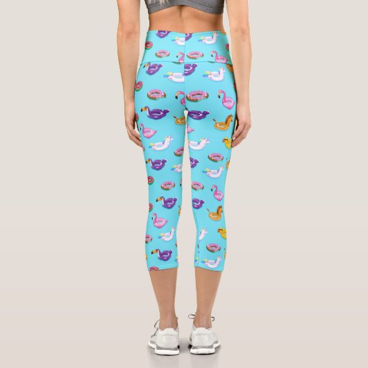 Summer Pool Float Muster Capri Leggings (Rückseite)