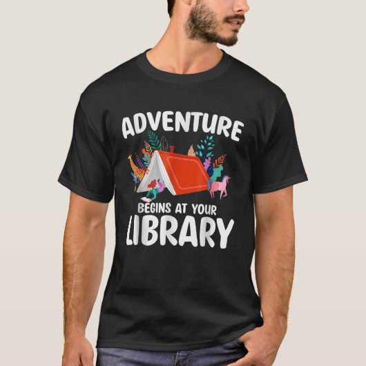Summer Reading Programm 2024 Adventure beginnt bei T-Shirt (Vorderseite)