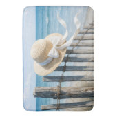 Summer Straw Hat On Beach Fence Badematte (Vorderseite Vertikal)