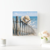 Summer Straw Hat On Beach Fence Quadratische Wanduhr (Zuhause)