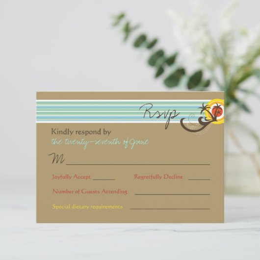 Summer Sunset Tropical Beach Wedding RSVP Card (Stehend Vorderseite)