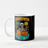 Summerween Skeleton Vibes Chillin in einer Kürbisf Kaffeetasse (Links)