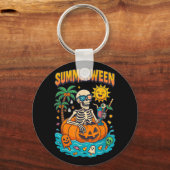 Summerween Skeleton Vibes Chillin in einer Kürbisf Schlüsselanhänger (Vorderseite)