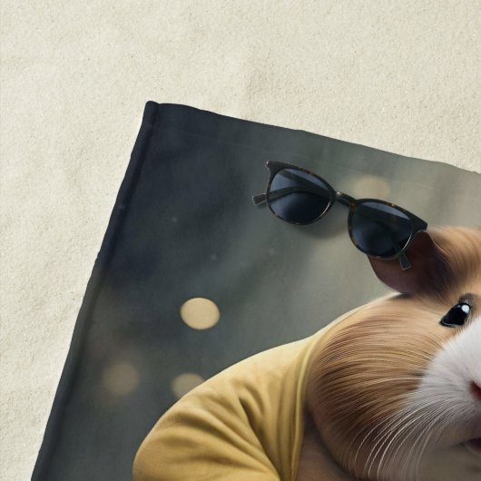 "Sumo Squeakdown: The Mighty Guinea Pig Wrestler" Strandtuch (Beispiel)