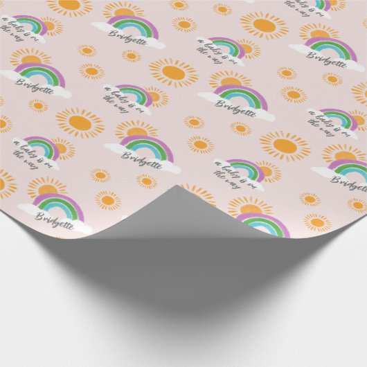 Sun and Rainbow Baby on Way Shower Geschenkpapier (Ecke)