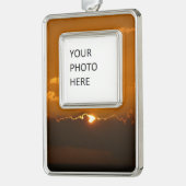 Sun Behind Clouds I Orange Sunset Foto Rahmen-Ornament Silber (Links)
