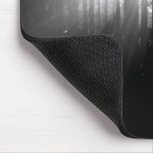 Sun, der durch Bäume im Wald scheint Mousepad (Ecke)