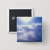 Sun, der durch Wolken shinning ist Button (Vorne & Hinten)