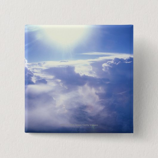 Sun, der durch Wolken shinning ist Button (Vorderseite)