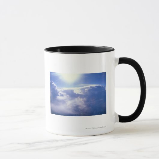 Sun, der durch Wolken shinning ist Tasse (Rechts)