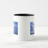 Sun, der durch Wolken shinning ist Tasse (Zentrum)
