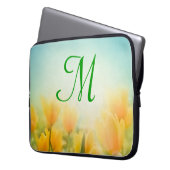 Sun Kissed Yellow Tulips Monogram 15" Laptop Case (Vorderseite Links)