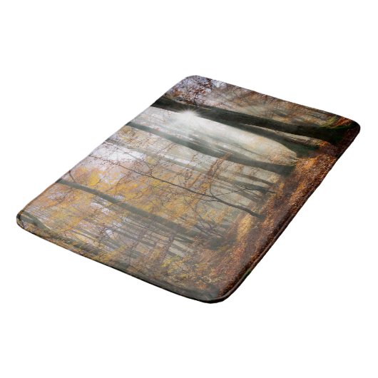 Sun Rays Mystic Misty Forest Badematte (Schrägansicht)