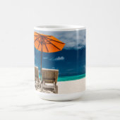 Sun-Regenschirm auf Sandy-Strand |Maldives Kaffeetasse (Mittel)