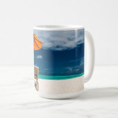 Sun-Regenschirm auf Sandy-Strand |Maldives Kaffeetasse (VorderseiteRechts)