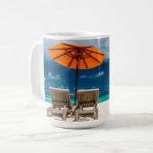 Sun-Regenschirm auf Sandy-Strand |Maldives Kaffeetasse (Vorderseite Links)