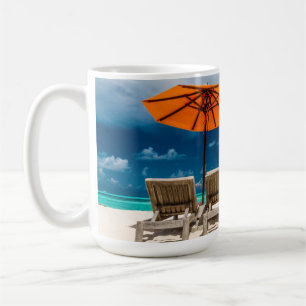 Sun-Regenschirm auf Sandy-Strand  Maldives Kaffeetasse