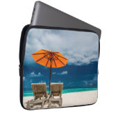 Sun-Regenschirm auf Sandy-Strand |Maldives Laptopschutzhülle (Vorne Rechts)