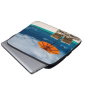 Sun-Regenschirm auf Sandy-Strand |Maldives Laptopschutzhülle (Vorne Knopf)