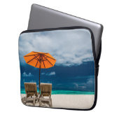 Sun-Regenschirm auf Sandy-Strand |Maldives Laptopschutzhülle (Vorderseite Links)