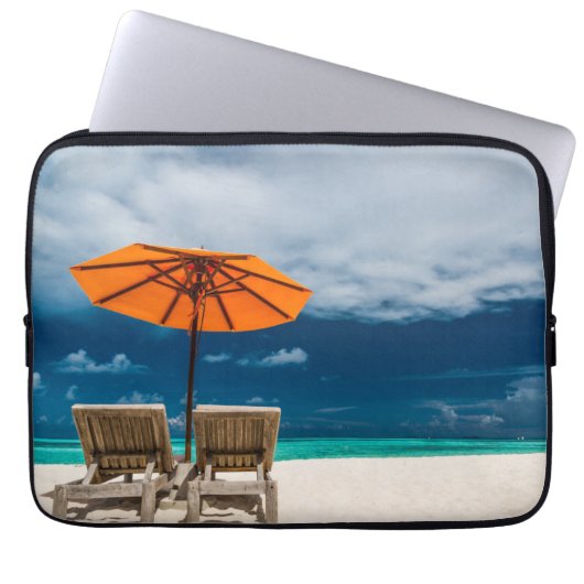 Sun-Regenschirm auf Sandy-Strand |Maldives Laptopschutzhülle (Vorderseite)