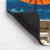 Sun-Regenschirm auf Sandy-Strand |Maldives Mousepad (Ecke)