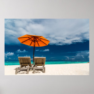 Sun-Regenschirm auf Sandy-Strand Maldives Poster
