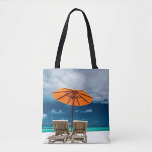 Sun-Regenschirm auf Sandy-Strand  Maldives Tasche