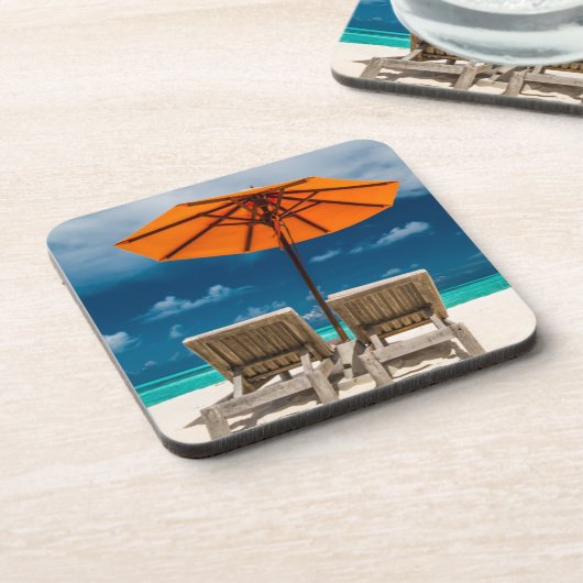 Sun-Regenschirm auf Sandy-Strand |Maldives Untersetzer (Linke Seite)