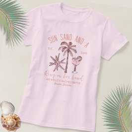 Sun Sand und ein Ring auf der Hand Bridesmaid T-Shirt