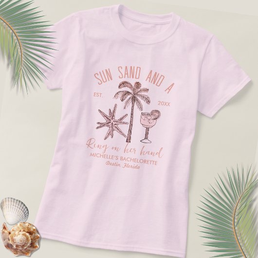 Sun Sand und ein Ring auf der Hand Bridesmaid T-Shirt