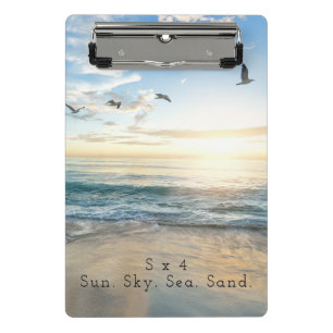 Sun. Sky. Meer. Sand. Strand Szene Mini Klemmbrett