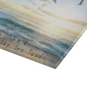 Sun. Sky. Meer. Sand. Strand Szene  Schneidebrett (Ecke)