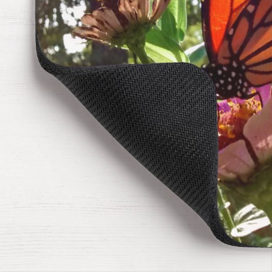 Sun Stream auf dem Monarch auf der Blume Mousepad (Ecke)