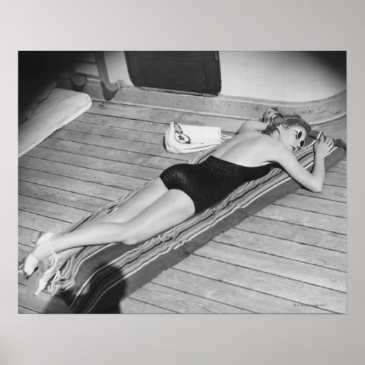 Sun Tanning Woman Poster (Vorne)