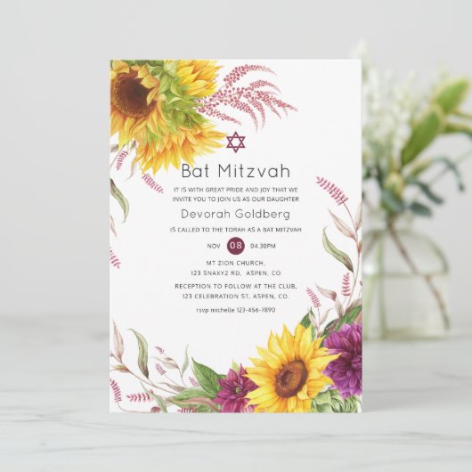 Sun und Burgund Plum Floral Bat Mitzvah Einladung (Stehend Vorderseite)