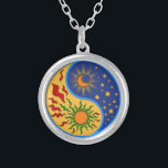 Sun und Moon Yin Yang Colorful Versilberte Kette<br><div class="desc">Ein Yin Yang Sonnen- und Monddesign in einem Papierschnitt-Stil.</div>