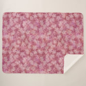 Sunbleached Maple Leaves on Red Sherpa Blanket Sherpadecke (Vorderseite (Horizontal))