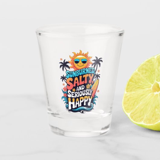 Sunburned Salty and Happy – Retro Beach Vibes Schnapsglas (Vorderseite)