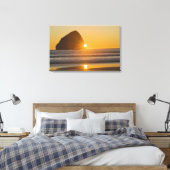 Sunburst und Haystack Rock am Kap Kiwanda Leinwanddruck (Insitu (Schlafzimmer))