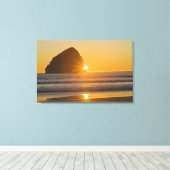 Sunburst und Haystack Rock am Kap Kiwanda Leinwanddruck (Insitu (Holzboden))