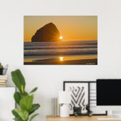 Sunburst und Haystack Rock am Kap Kiwanda Poster (Heimbüro)