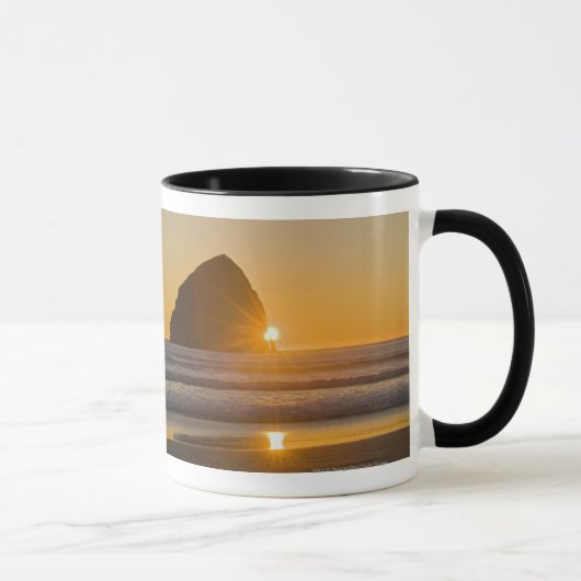 Sunburst und Haystack Rock am Kap Kiwanda Tasse (Rechts)